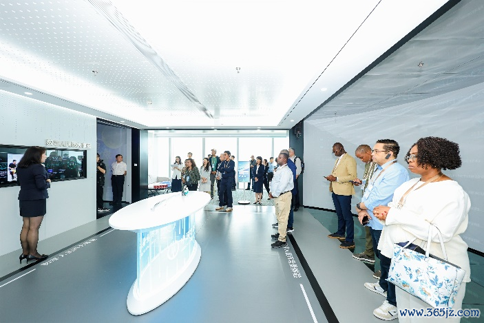 图为参访团深远了解金融科技等领域的最新发展。澳门金融经管局供图